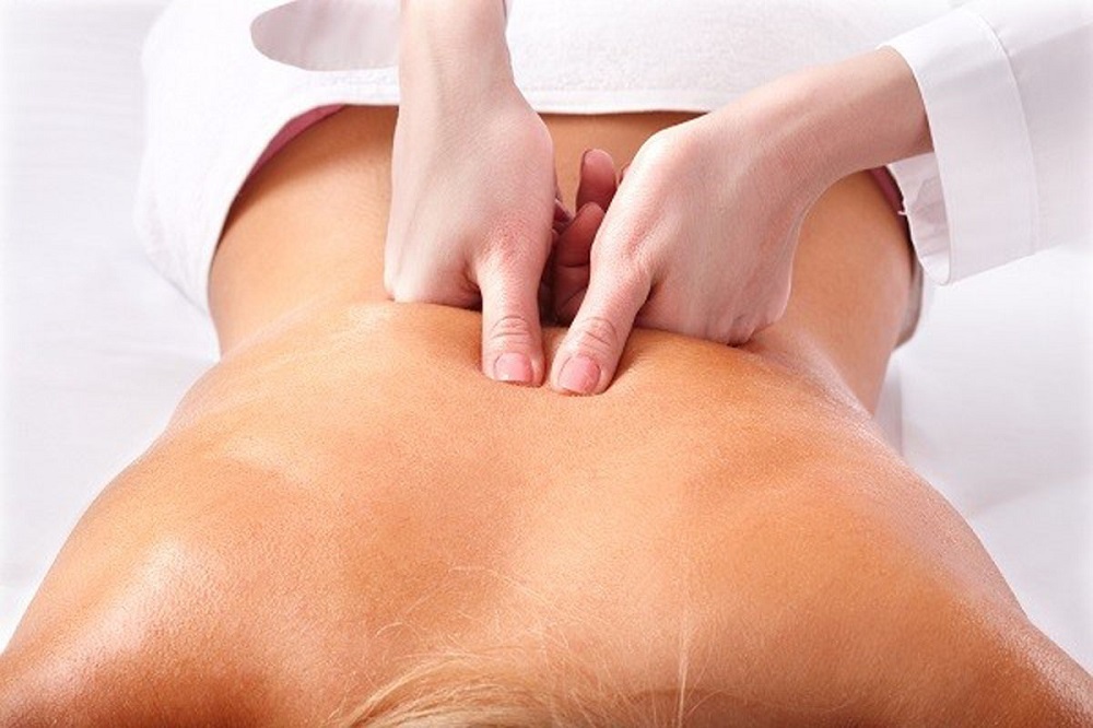 Massage bằng tay giúp thư giãn cơ thể, giảm đau mỏi vai gáy và cải thiện tuần hoàn máu hiệu quả