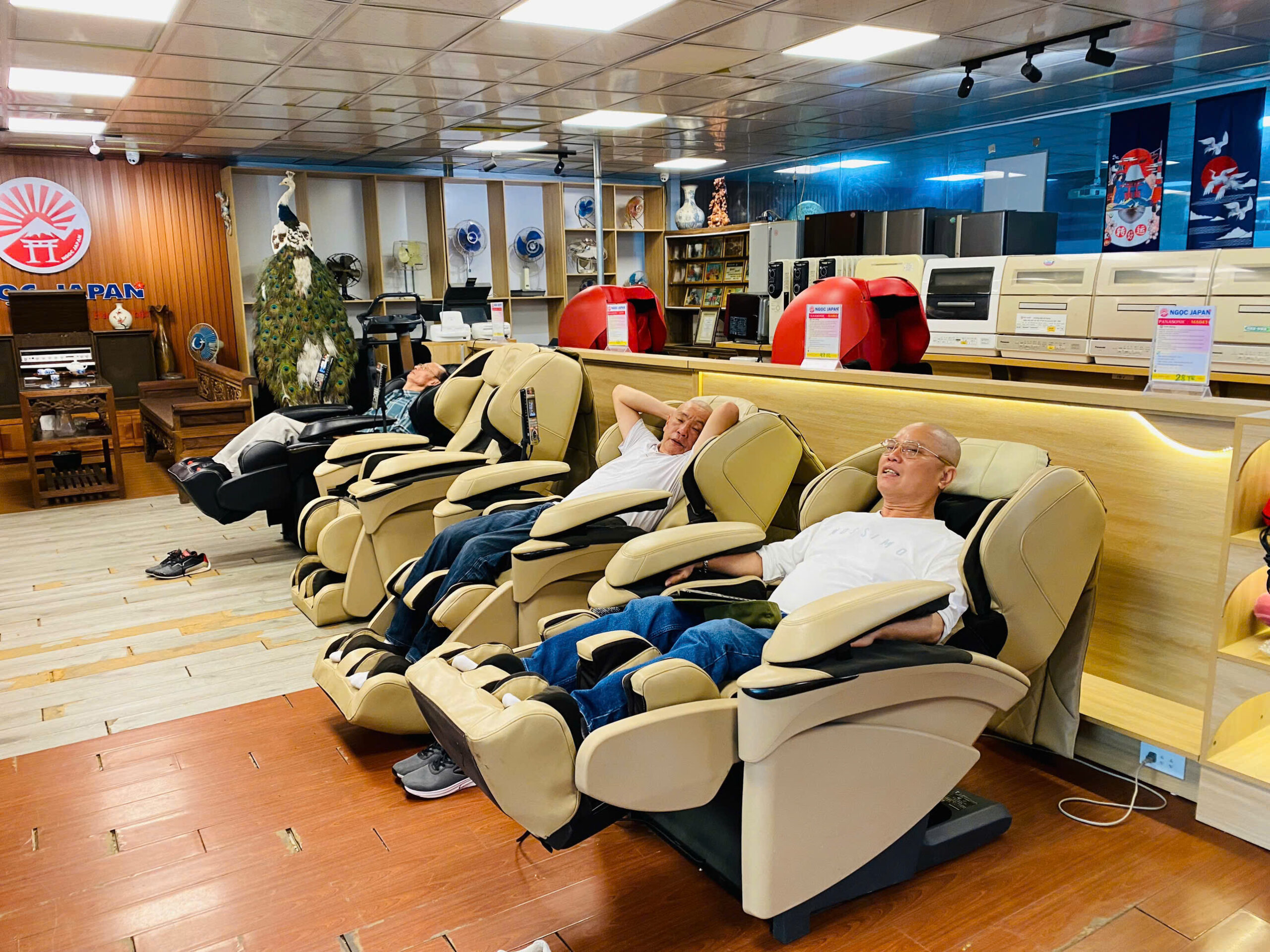 Ghế massage nội địa Nhật cao cấp tại showroom – trải nghiệm thực tế trước khi mua