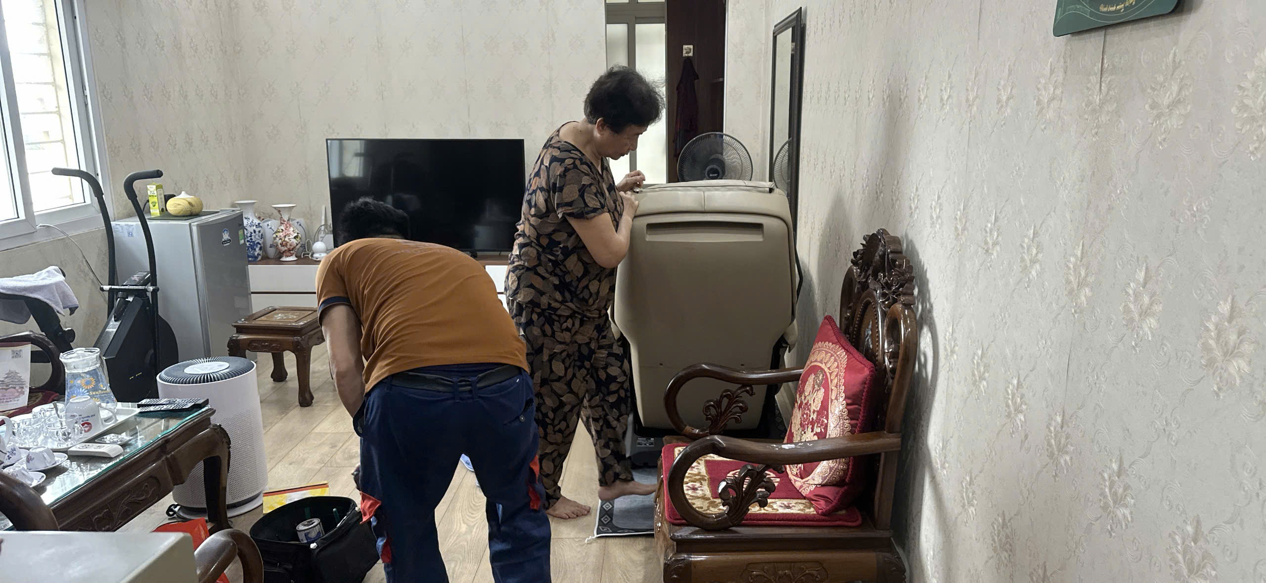Giao ghế massage Panasonic MA98 cho người cao tuổi tại nhà, lắp đặt tận nơi và hướng dẫn sử dụng chi tiết